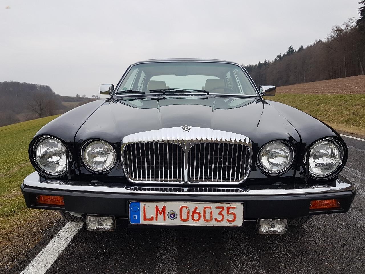 Daimler Double Six ostatnia seria w czerni/magnolii
