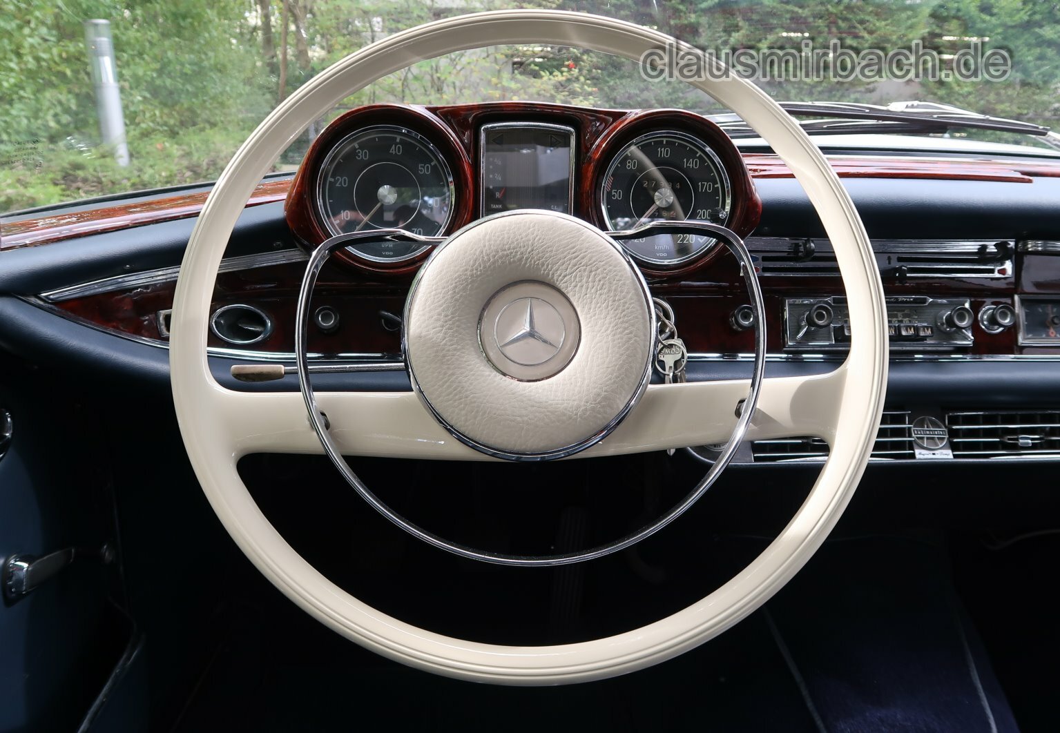 Thumbnail von Das große Mercedes Cabriolet der 60-er Jahre-Typ 111. Hier als 220 SE
