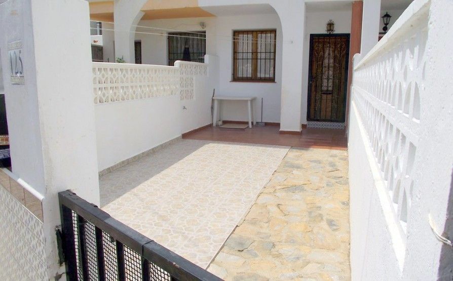 ***Hübsches Reihenhaus über 2 Ebenen mit 2 Schlafzimmern in attraktiver Lage in Torrevieja***