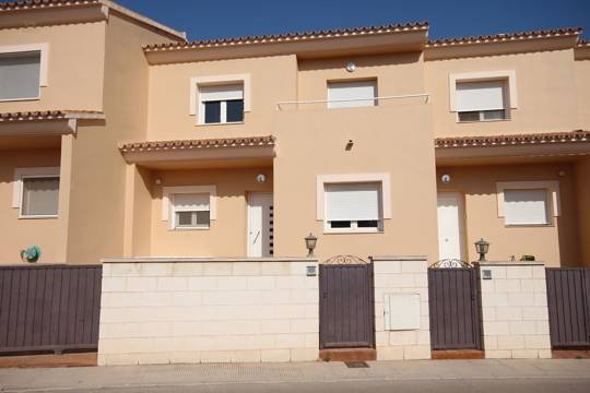 ***Stadthaus in ausgezeichneter Lage, 3 Schlafzimmer, 2 Badezimmer, große Küche, Innenhof, Parkplatz etc.***