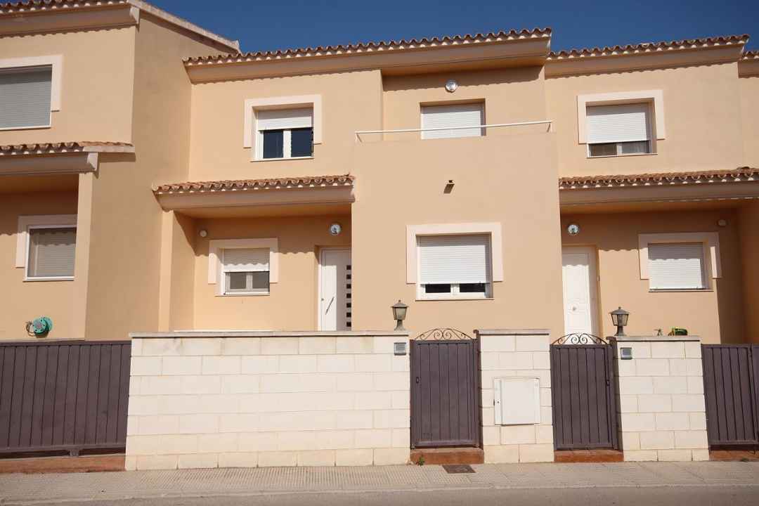 ***Stadthaus in ausgezeichneter Lage, 3 Schlafzimmer, 2 Badezimmer, große Küche, Innenhof, Parkplatz etc.***