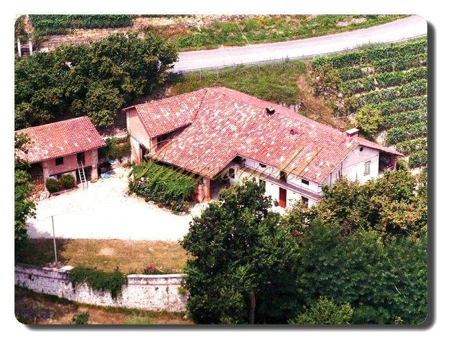 Immogold L-förmiges piemontesisches Bauernhaus