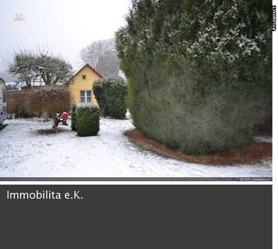 Kleines Häuschen auf wunderschönem Grundstück in Seenähe