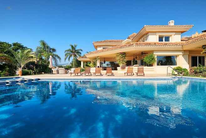 ***KLASSISCHE VILLA IM GOLF PARADIES VON NUEVA ANDALUCIA***