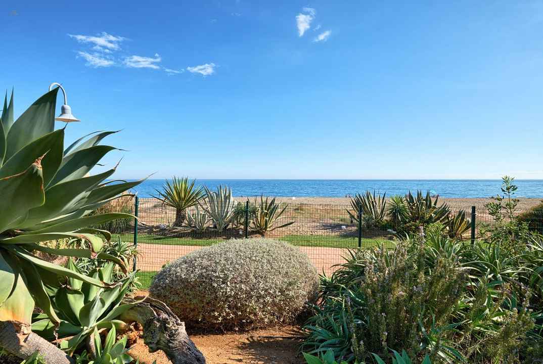 ***EXKLUSIVE WOHNUNG DIREKT AM MEER AN DER NEUEN GOLDENEN MEILE VON ESTEPONA***