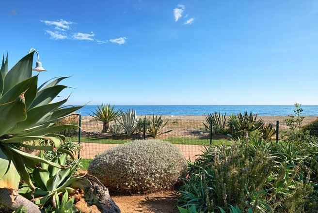 ***EXKLUSIVE WOHNUNG DIREKT AM MEER AN DER NEUEN GOLDENEN MEILE VON ESTEPONA***