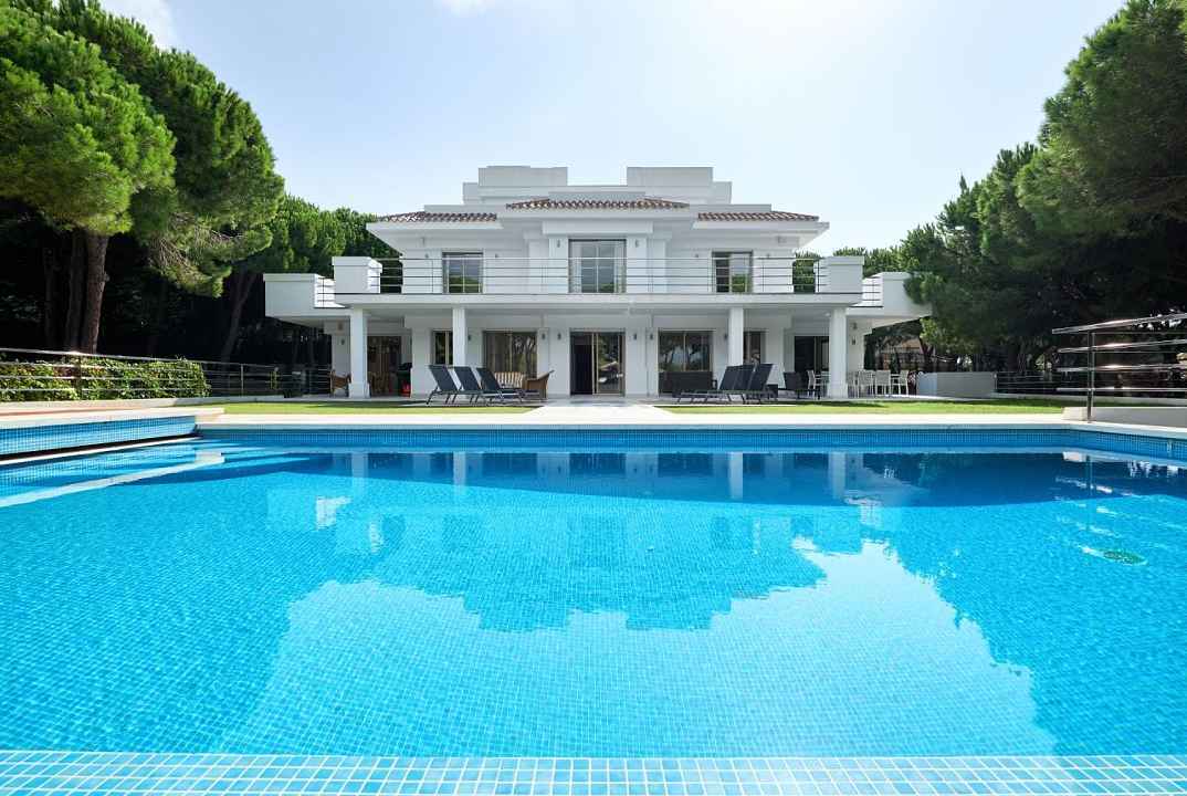 ***NEUBAU-VILLA IN HACIENDA LAS CHAPAS IN MARBELLA***