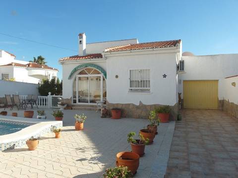 ***Einfamilienhaus im Villenstyle mit 4 Schlafzimmern, Garage und privatem Pool***