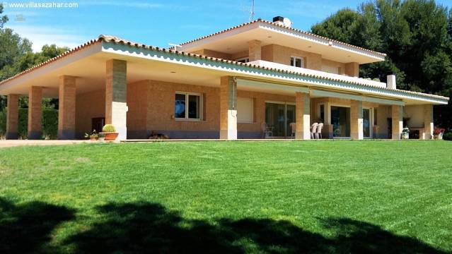 ***Premium Villa auf 1.680 m² Grundstück mit Meerblick in Bestlage***