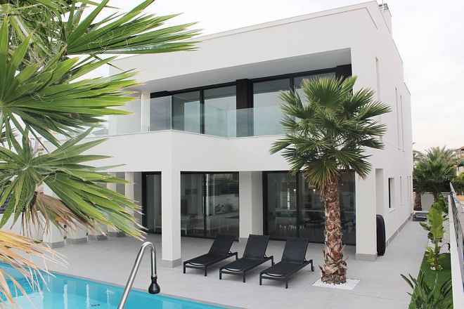 ***Wunderschöne 5-Zimmer-Villen mit Privatpool nur 500 m vom kilometerlangen Sandstrand***