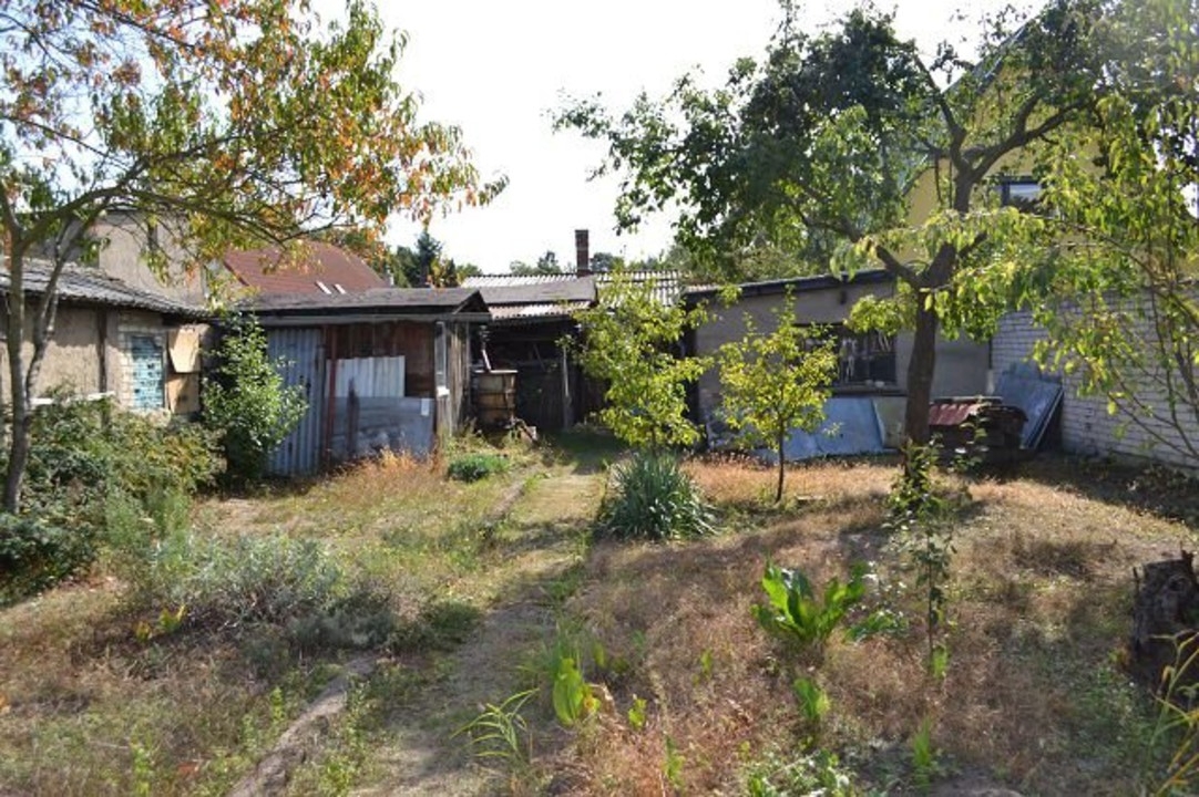 Thumbnail von Baugrundstück mit kleinem Häuschen