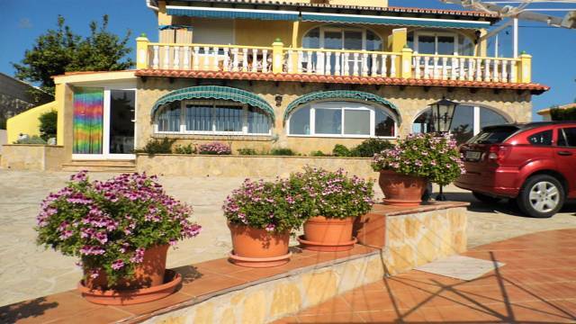 Villa mit 3 Wohnungen und fantastischem Meerblick