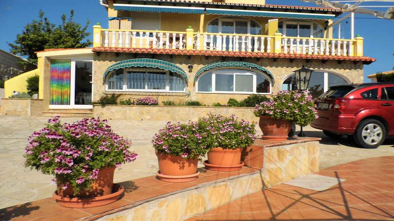 Villa mit 3 Wohnungen und fantastischem Meerblick