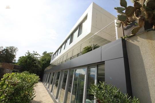 Beeindruckende Villa im modernen Stil direkt am Meer