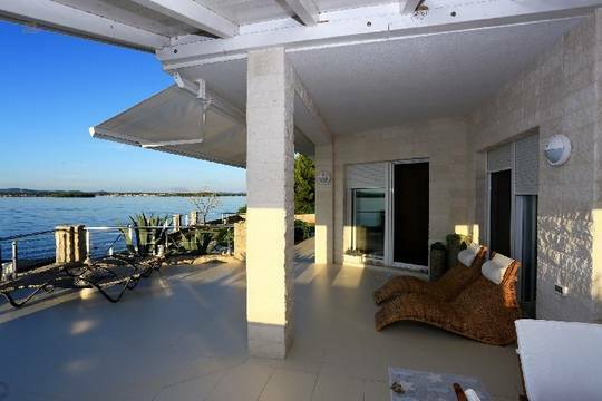 Mediterranes Anwesen mit zwei Häusern am Meer