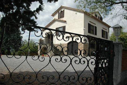 Charmante Villa auf eigenem Hügel