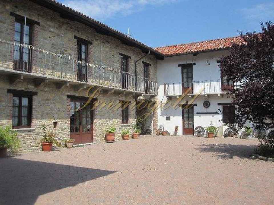 U-förmiger Natursteinhof - Agriturismusbetrieb in schöner Panoramalage.