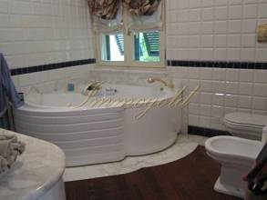 Thumbnail von Elegante, herrschaftliche Villa im residentiellen, repräsentativen Teil der Ortschaft.