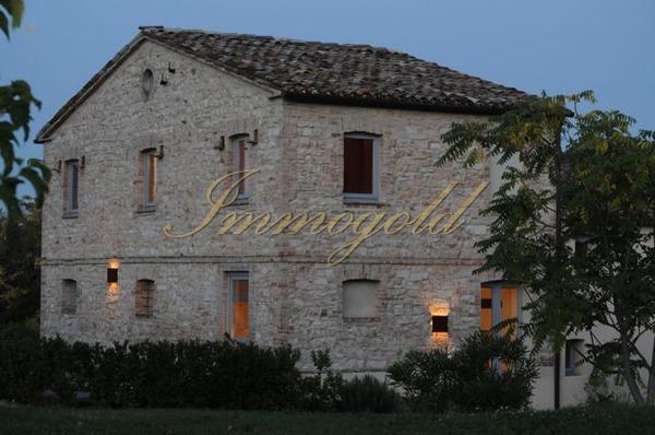 Immogold hübsches Landhaus in den grünen Hügeln der Marken nahe Senigallia mit sechs Gästewohnungen und Pool
