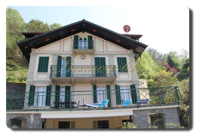 Immogold Tolle Lage, vollständig renoviert Seeblick drei Wohnungen und Pool