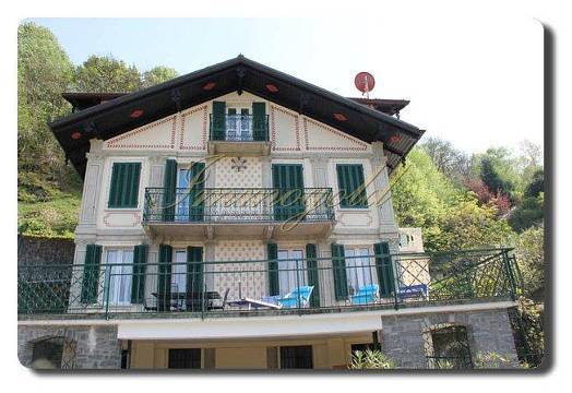 Immogold Tolle Lage, vollständig renoviert Seeblick drei Wohnungen und Pool