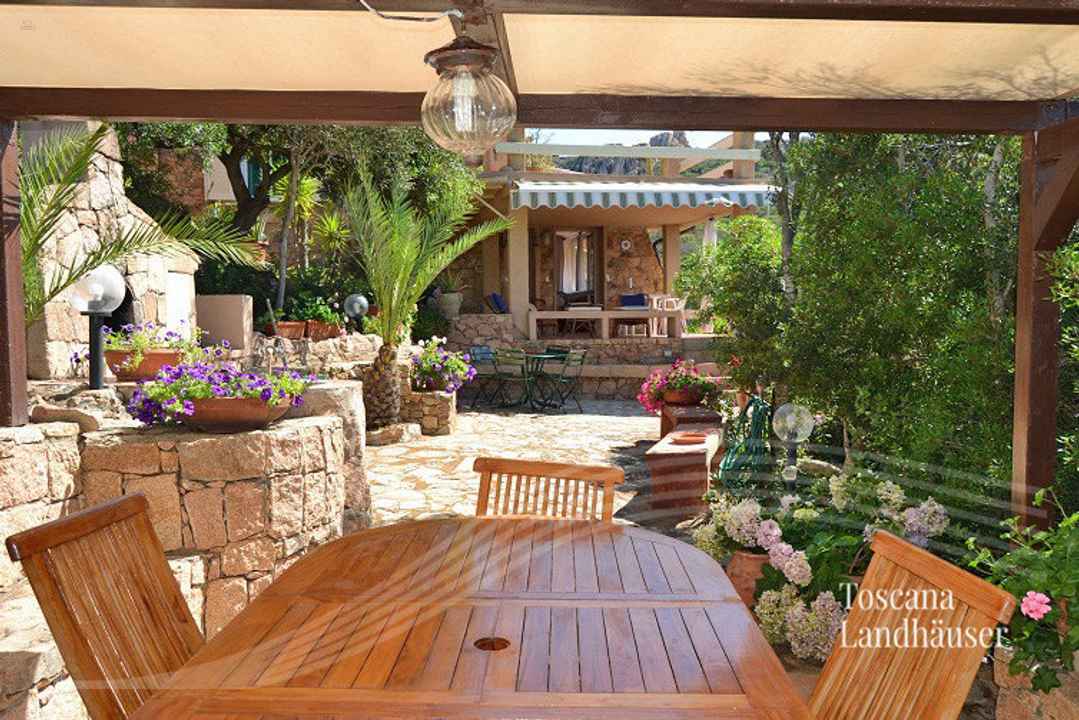 Villa mit rosabeta Granit in Panoramalage nur ca. 3 km vom Meer entfernt