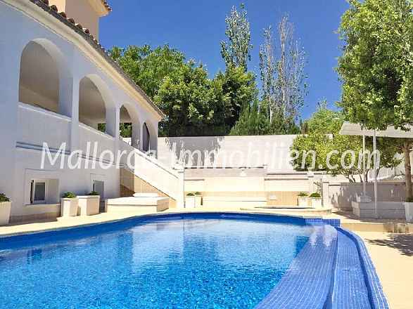 MODERNES LUXUS CHALET MIT POOL