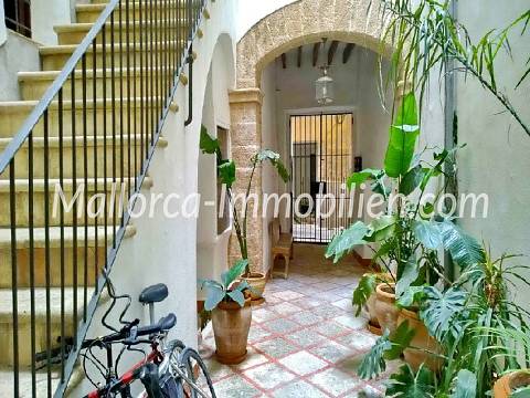 NEU RENOVIERTES 4 SCHLAFZIMMER APPARTEMENT NÄHE DER KATHEDRALE