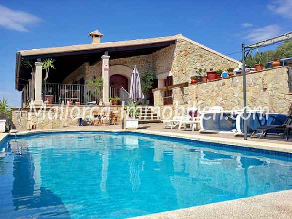 STEINFINCA IN HÜGELLAGE MIT EINMALIGEM WEITBLICK BIS BAHIA DE PALMA