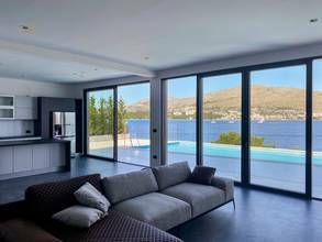 Thumbnail von Moderne Luxusvilla mit Swimmingpool direkt am Meer, Insel Ciovo