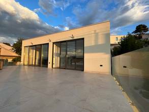 Thumbnail von Moderne Luxusvilla mit Swimmingpool direkt am Meer, Insel Ciovo