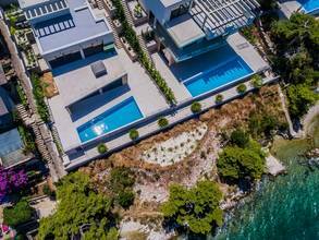 Thumbnail von Moderne Luxusvilla mit Swimmingpool direkt am Meer, Insel Ciovo