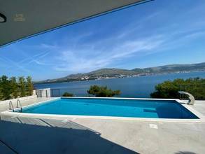 Thumbnail von Moderne Luxusvilla mit Swimmingpool direkt am Meer, Insel Ciovo
