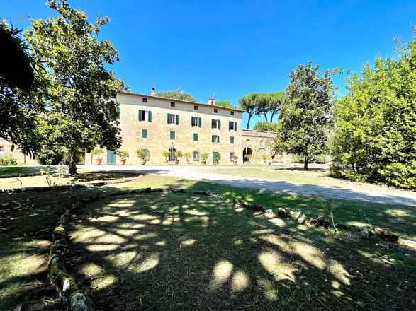 herrschaftliches Anwesen mit viel Potenzial in Hügellage mit Blick auf Siena