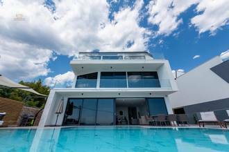 Thumbnail von Luxuriöse Villa im modernen Stil mit Panorama-Meerblick