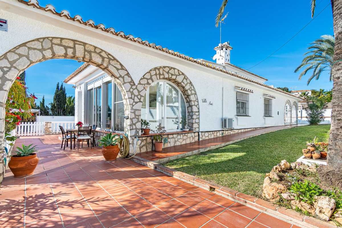Villa For Sale in Sierrezuela, Málaga