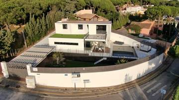 Thumbnail von Villa For Sale in Cabopino, Málaga