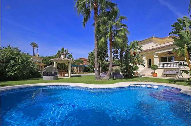 Villa For Sale in New Golden Mile, Málaga 