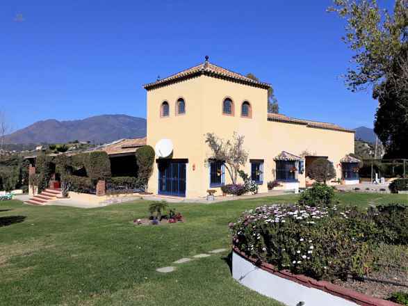 Villa For Sale in Estepona, Málaga