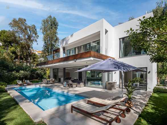 Villa For Sale in Atalaya, Málaga