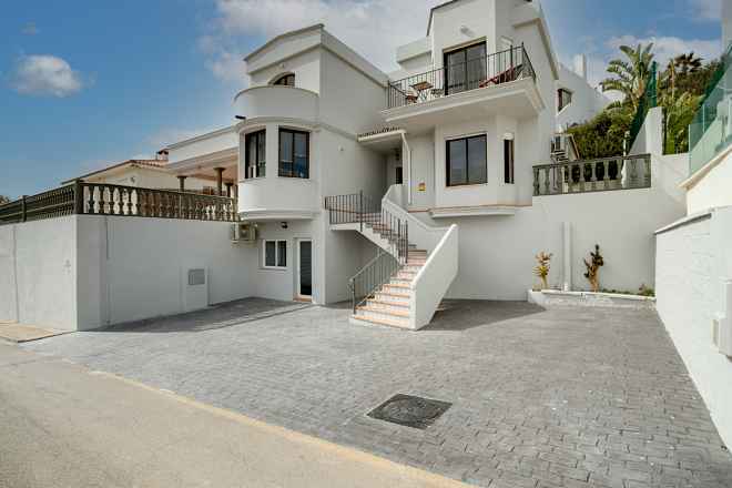 Villa For Sale in Estepona, Málaga