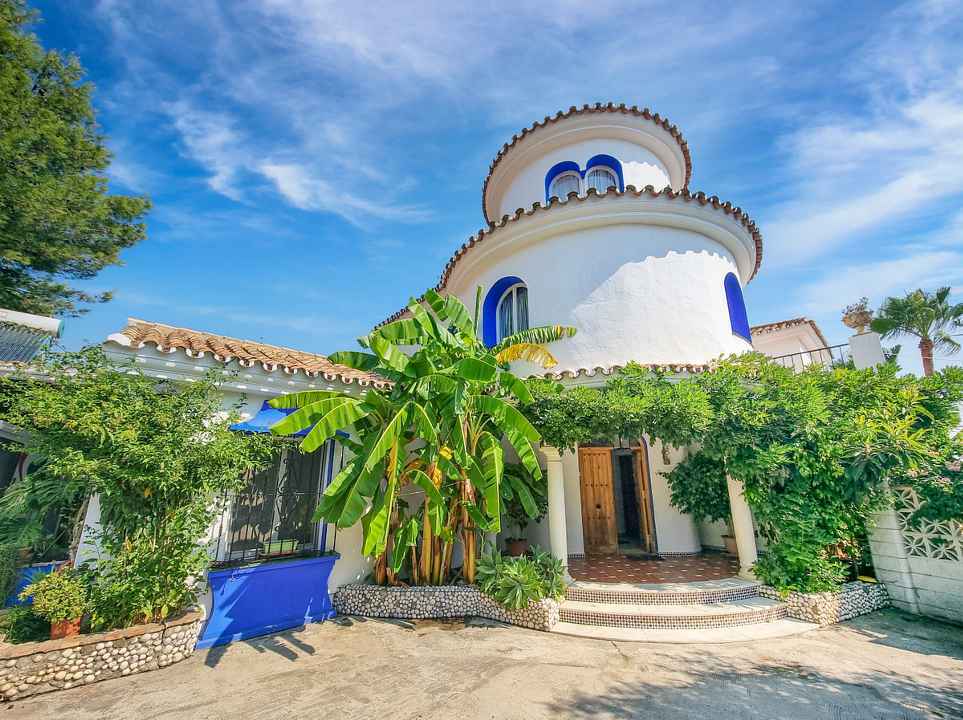 Villa For Sale in Estepona, Málaga