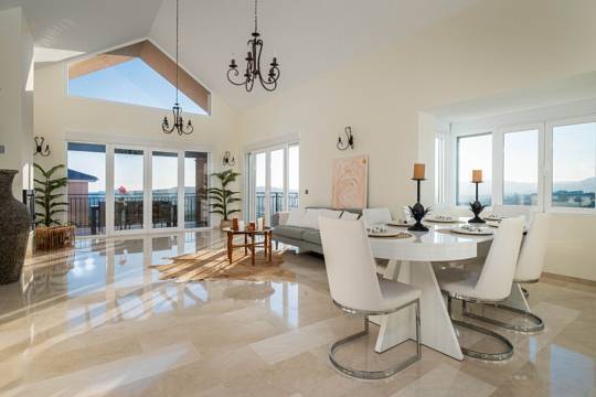 Villa For Sale in Sierrezuela, Málaga