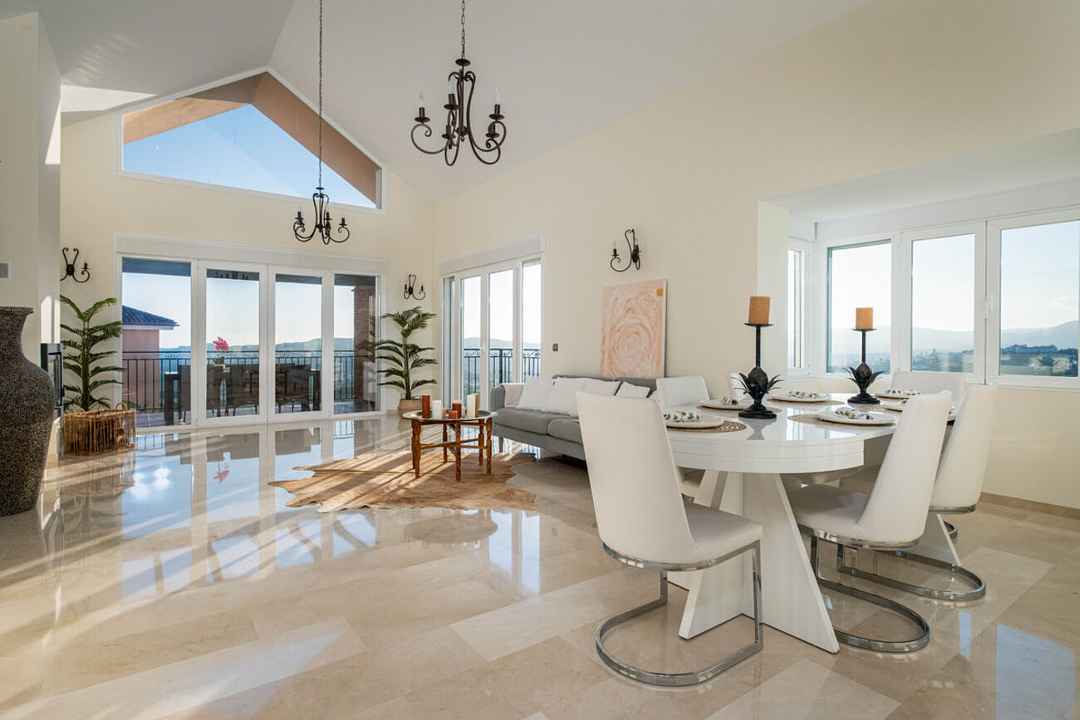 Villa For Sale in Sierrezuela, Málaga