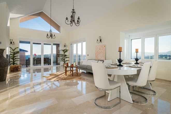 Villa For Sale in Sierrezuela, Málaga