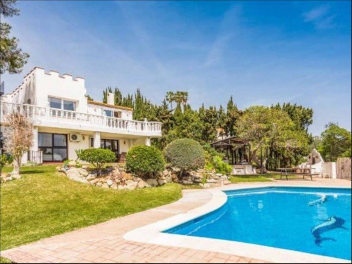 Villa For Sale in Estepona, Málaga