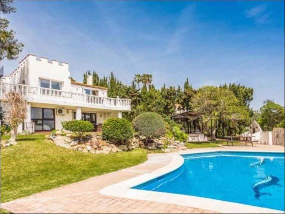 Villa For Sale in Estepona, Málaga