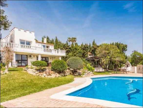 Villa For Sale in Estepona, Málaga