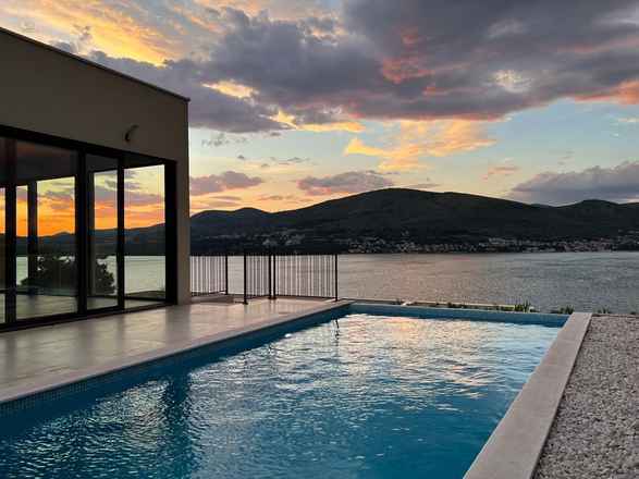 Hochwertige Luxusvilla mit Swimmingpool mit Panorama-Meerblick, Insel Ciovo, Dalmatien
