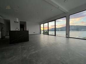 Thumbnail von Hochwertige Luxusvilla mit Swimmingpool mit Panorama-Meerblick, Insel Ciovo, Dalmatien